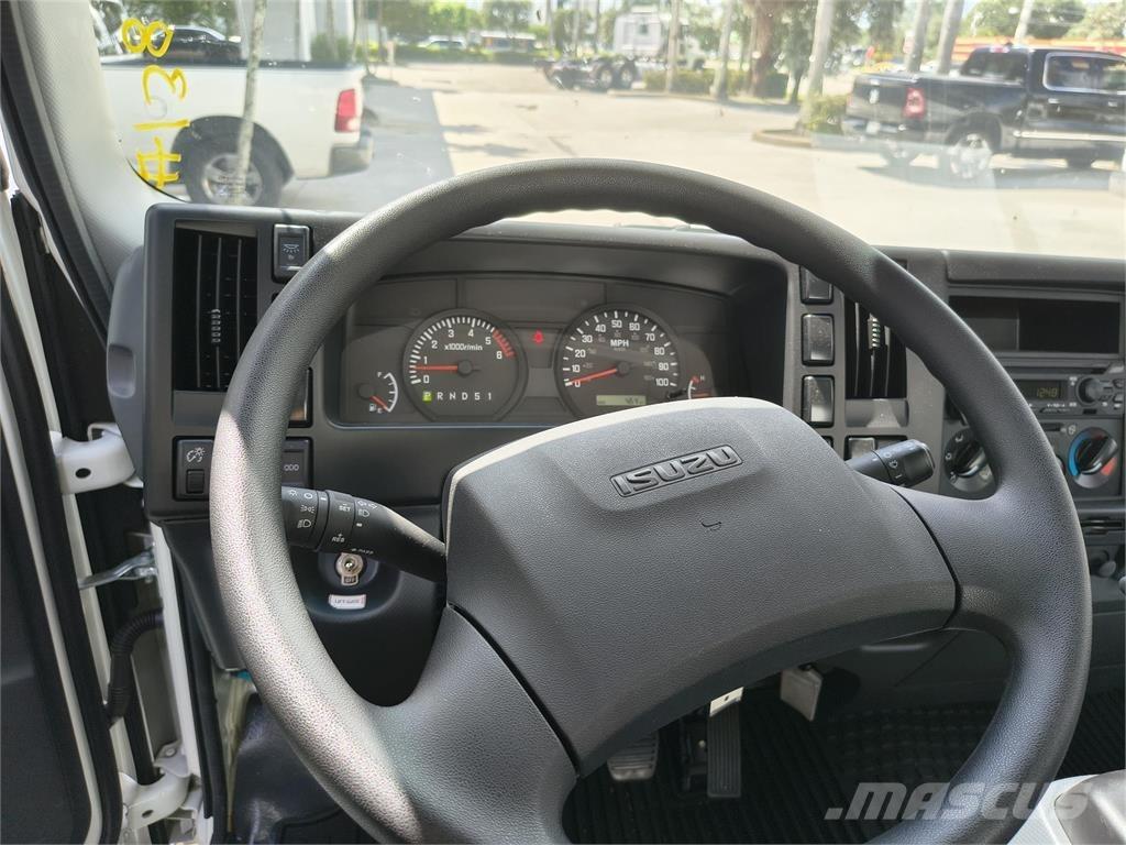 Isuzu NPR-1F304 شاحنات بمقصورة وهيكل