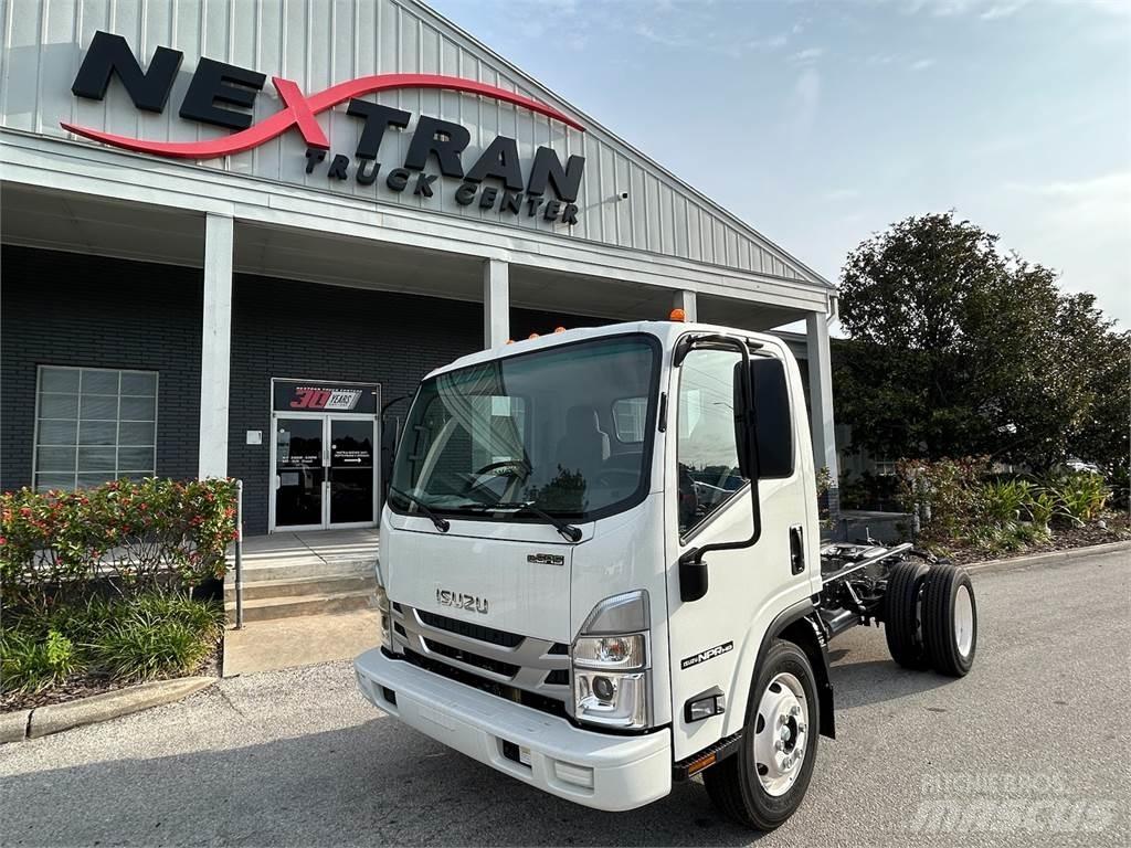 Isuzu NPR-1F304 شاحنات بمقصورة وهيكل