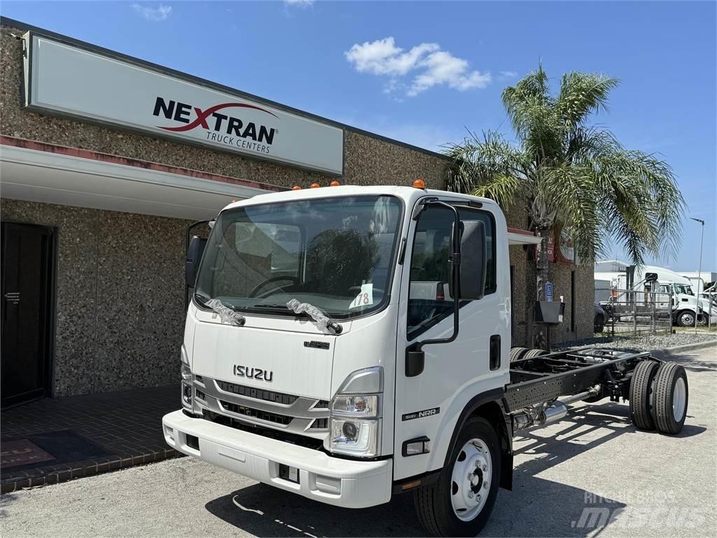 Isuzu NPR-1F404 شاحنات بمقصورة وهيكل