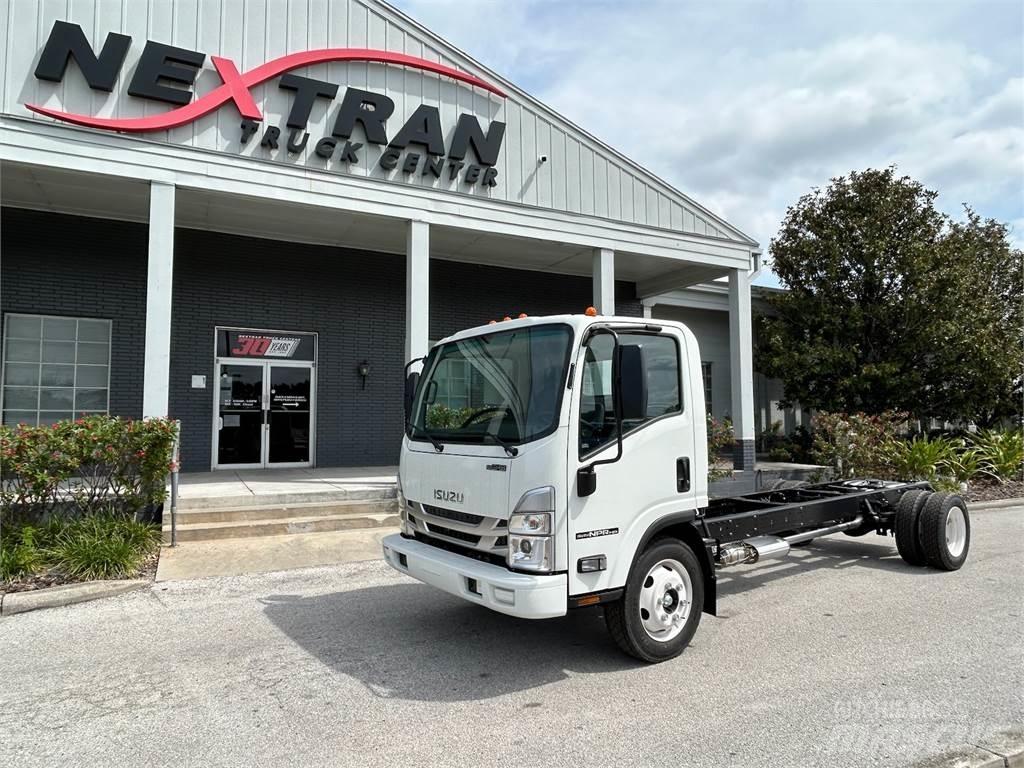 Isuzu NPR-1F404 شاحنات بمقصورة وهيكل