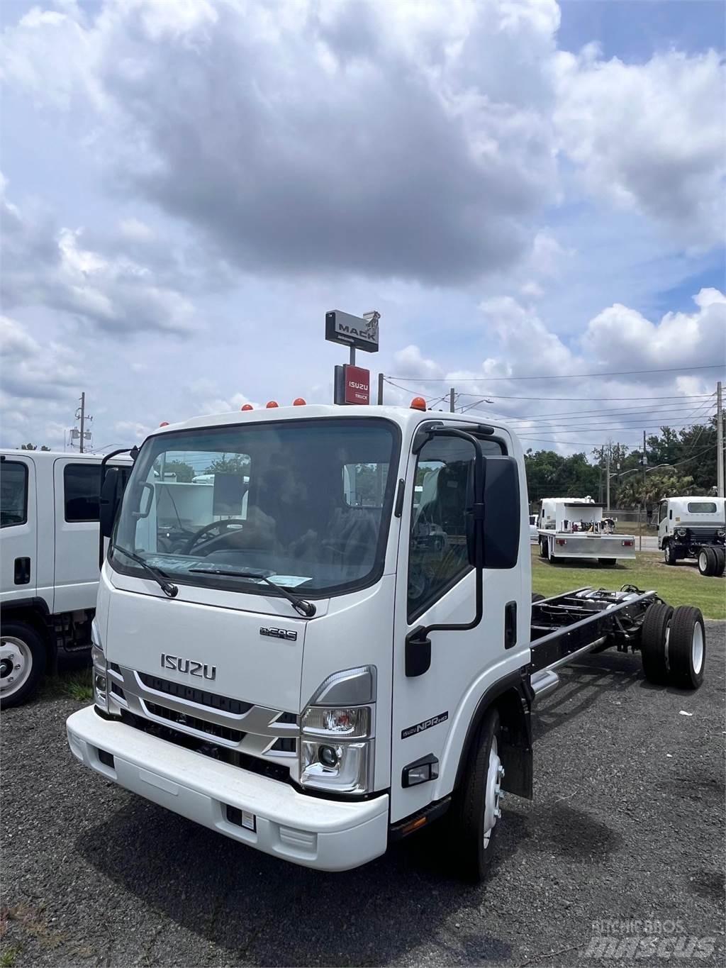 Isuzu NPR-1F404 شاحنات بمقصورة وهيكل