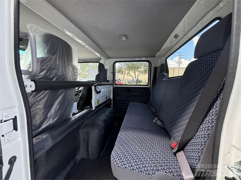 Isuzu NPR-1G404 شاحنات بمقصورة وهيكل