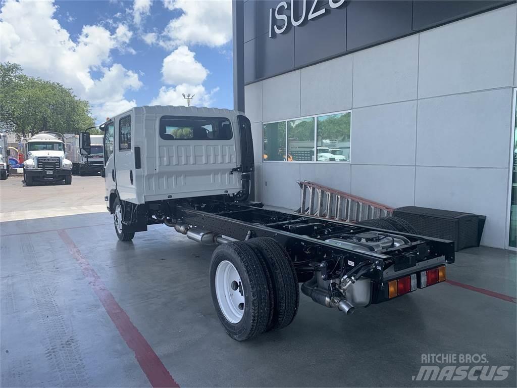 Isuzu NPR-1G404 شاحنات بمقصورة وهيكل