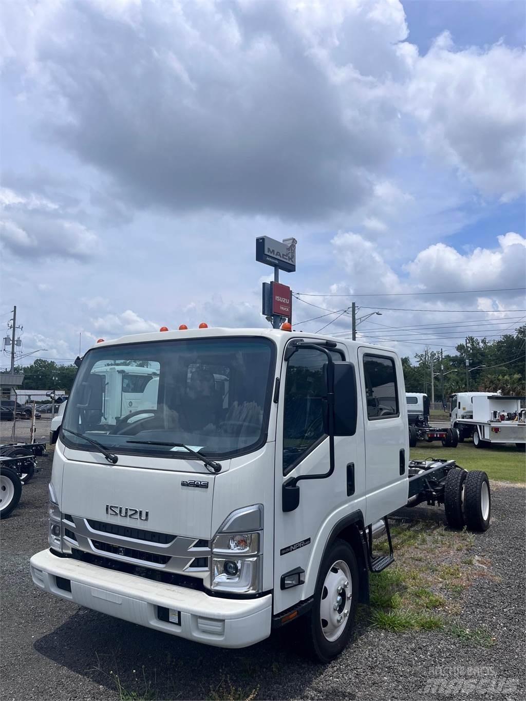 Isuzu NPR-1G404 شاحنات بمقصورة وهيكل