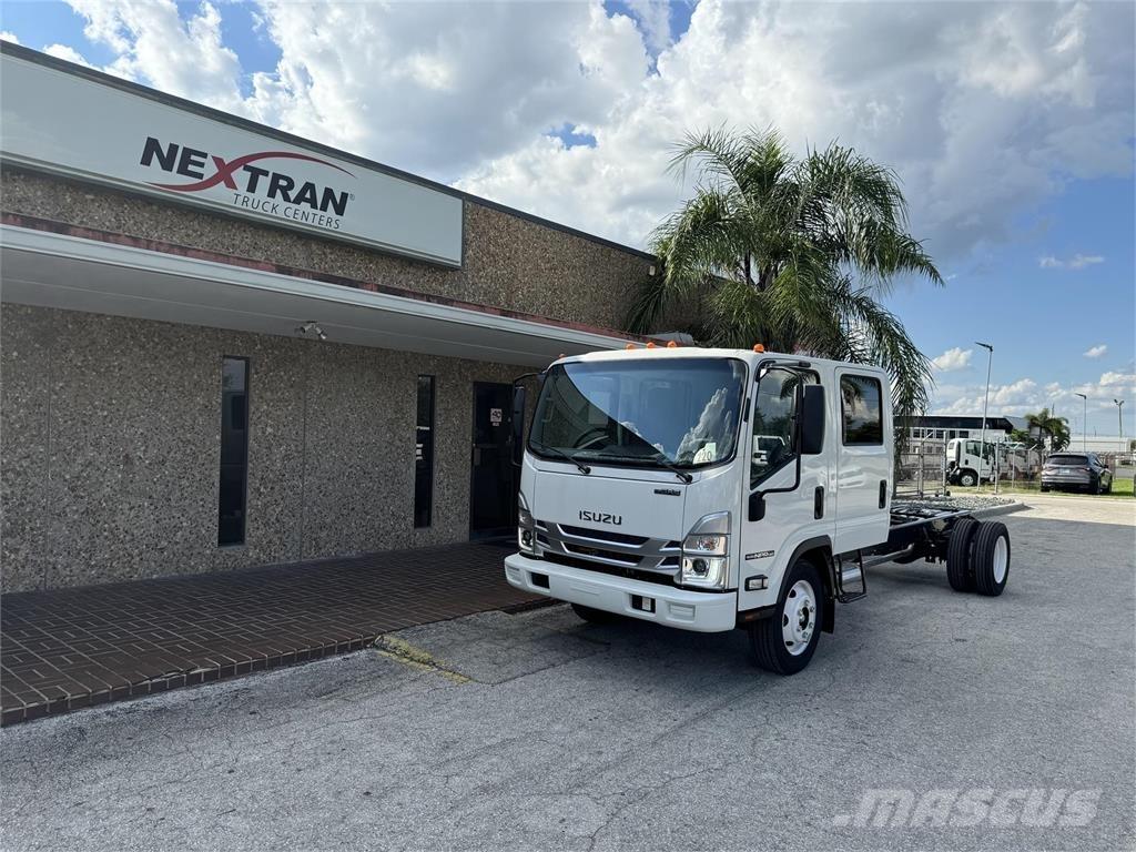 Isuzu NPR-1G404 شاحنات بمقصورة وهيكل