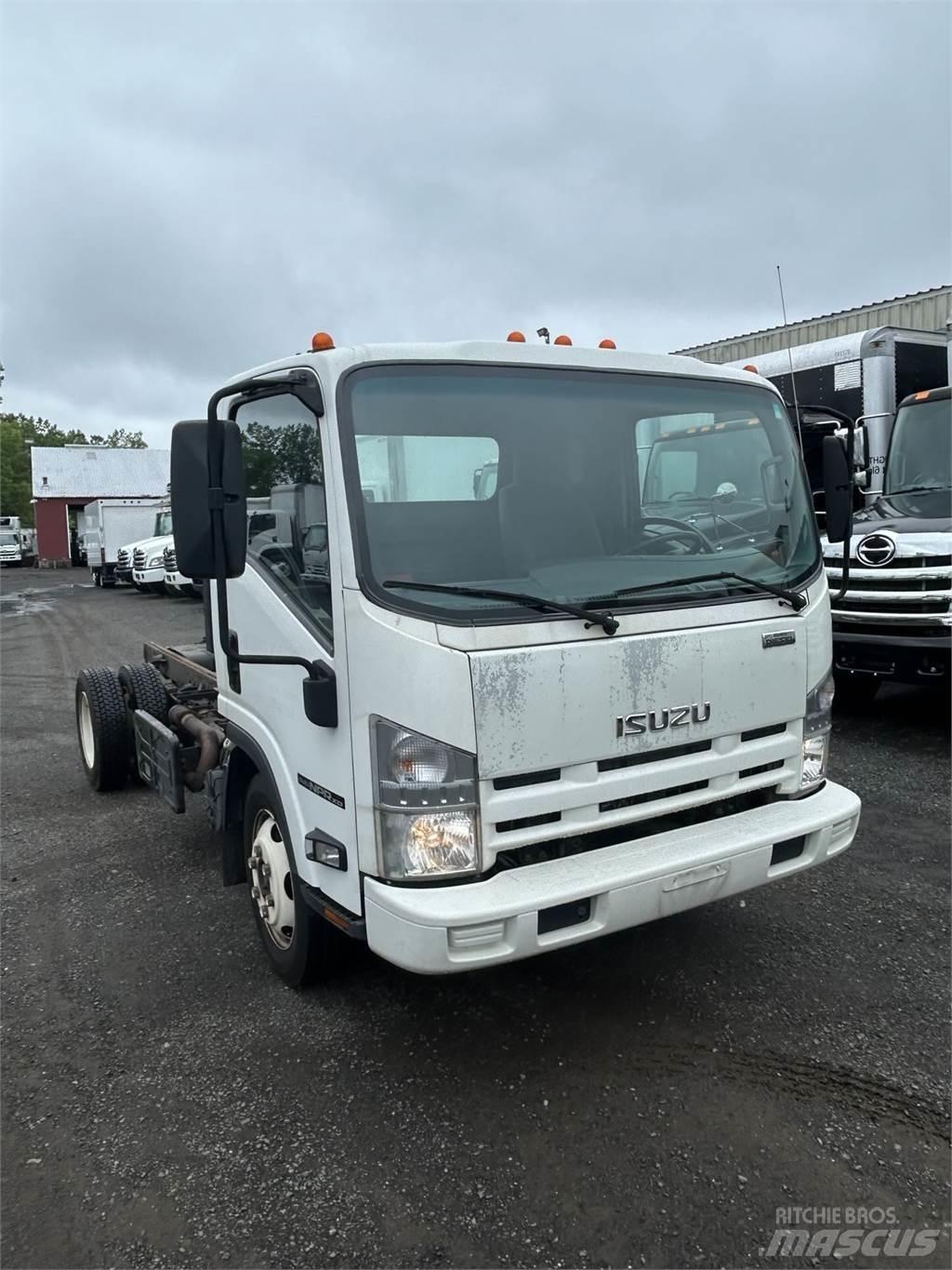 Isuzu NPR XD شاحنات بمقصورة وهيكل
