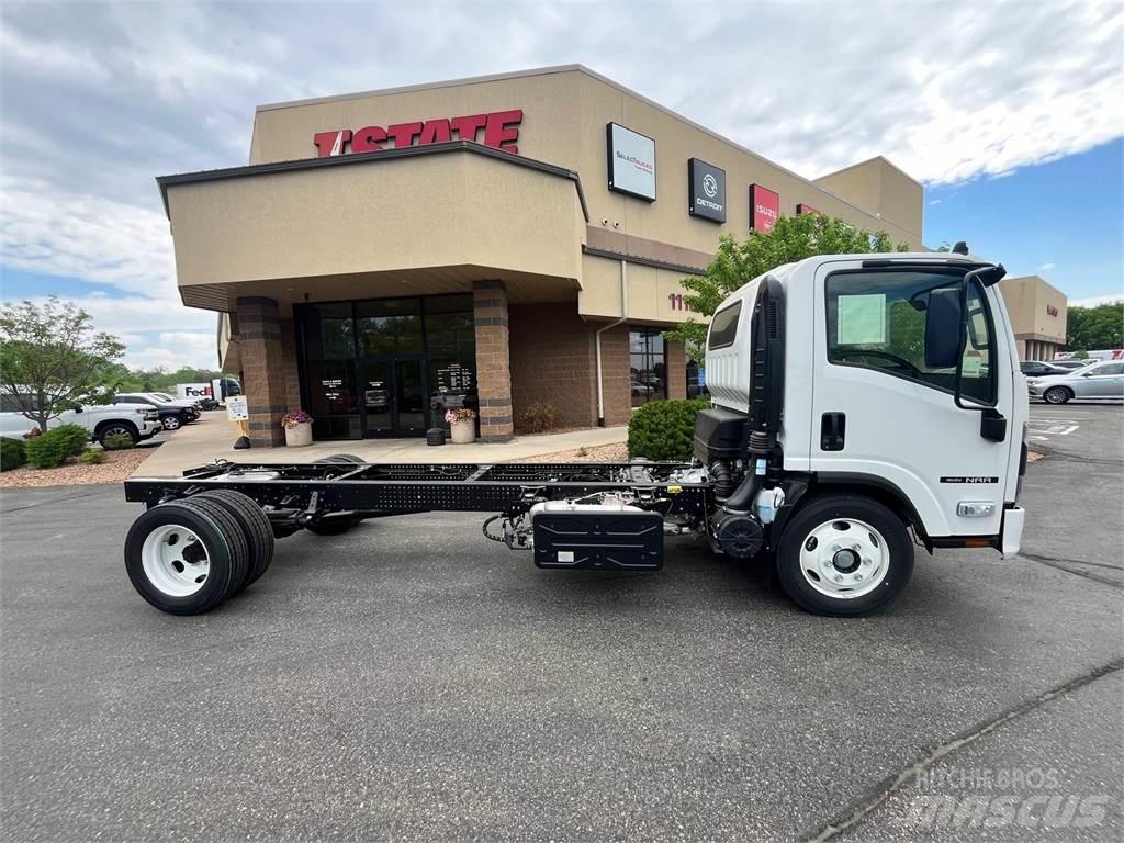 Isuzu NRR شاحنات بمقصورة وهيكل