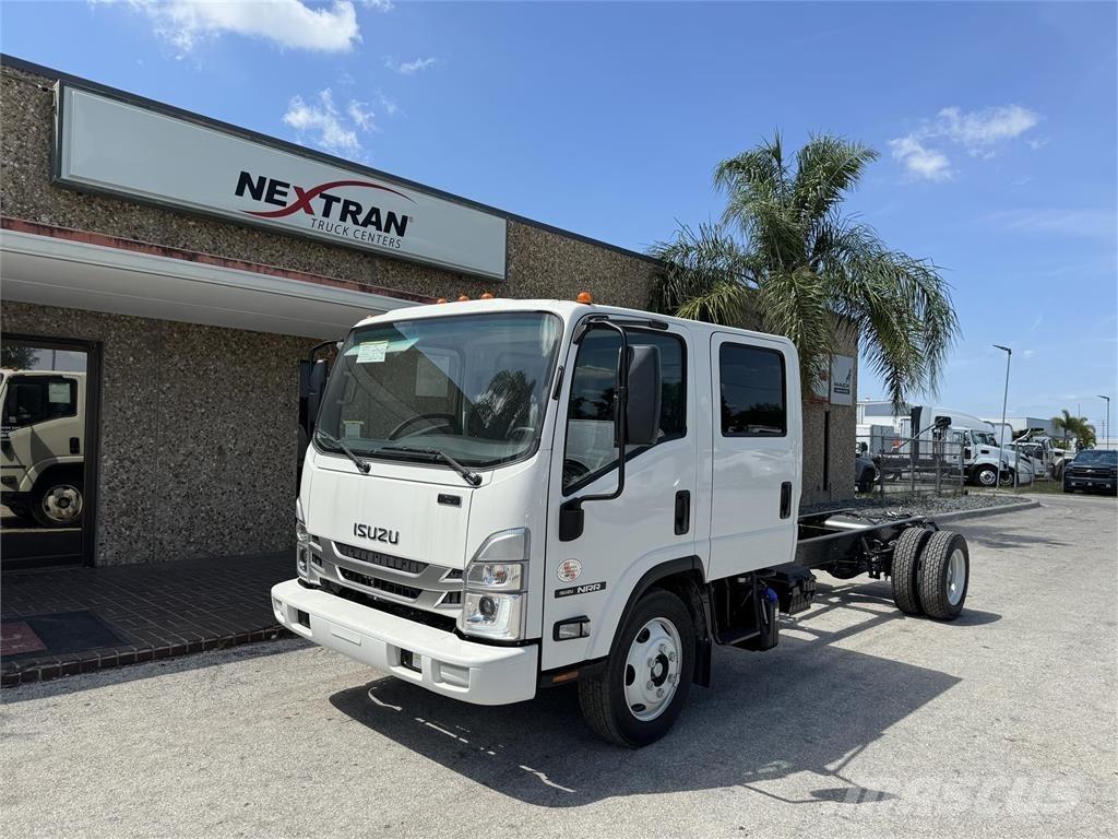 Isuzu NRR-3V454 شاحنات بمقصورة وهيكل