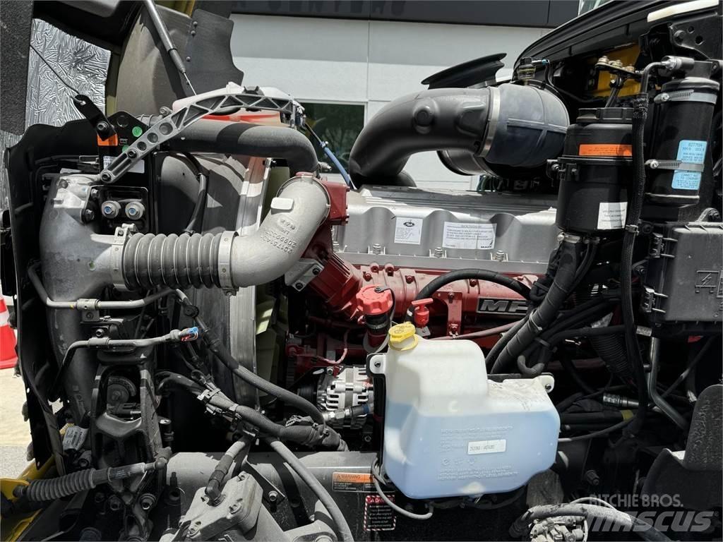 Mack GR64BRX شاحنات قلابة
