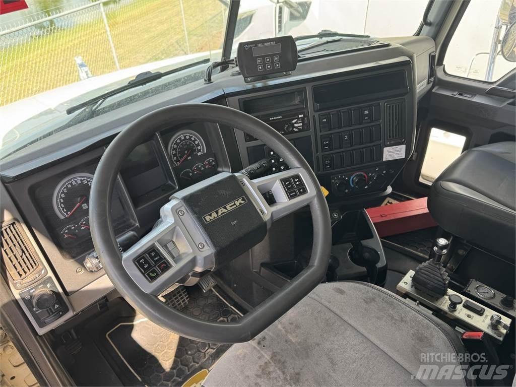 Mack GR64F شاحنات قلابة