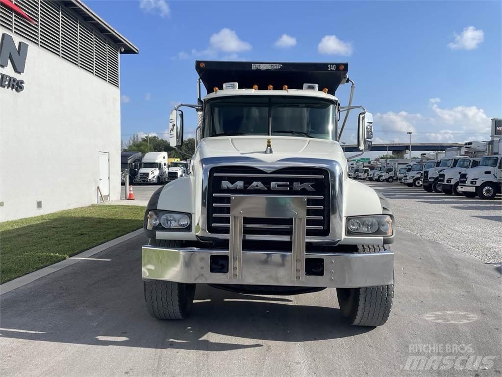 Mack GR64F شاحنات قلابة