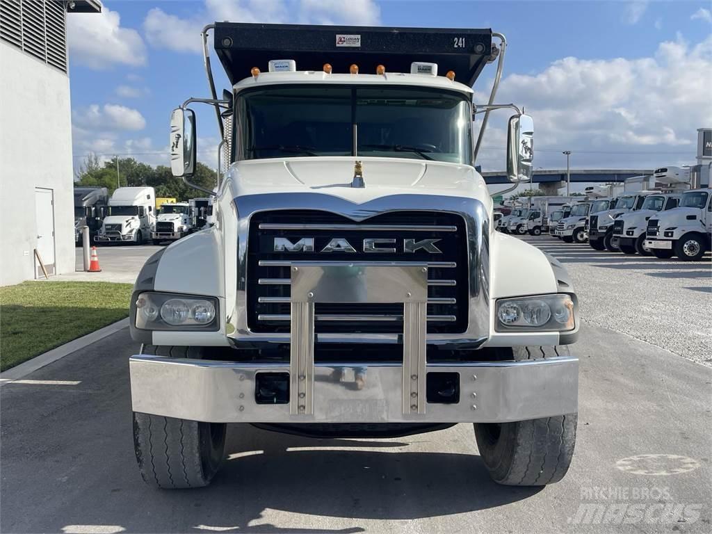 Mack GR64F شاحنات قلابة
