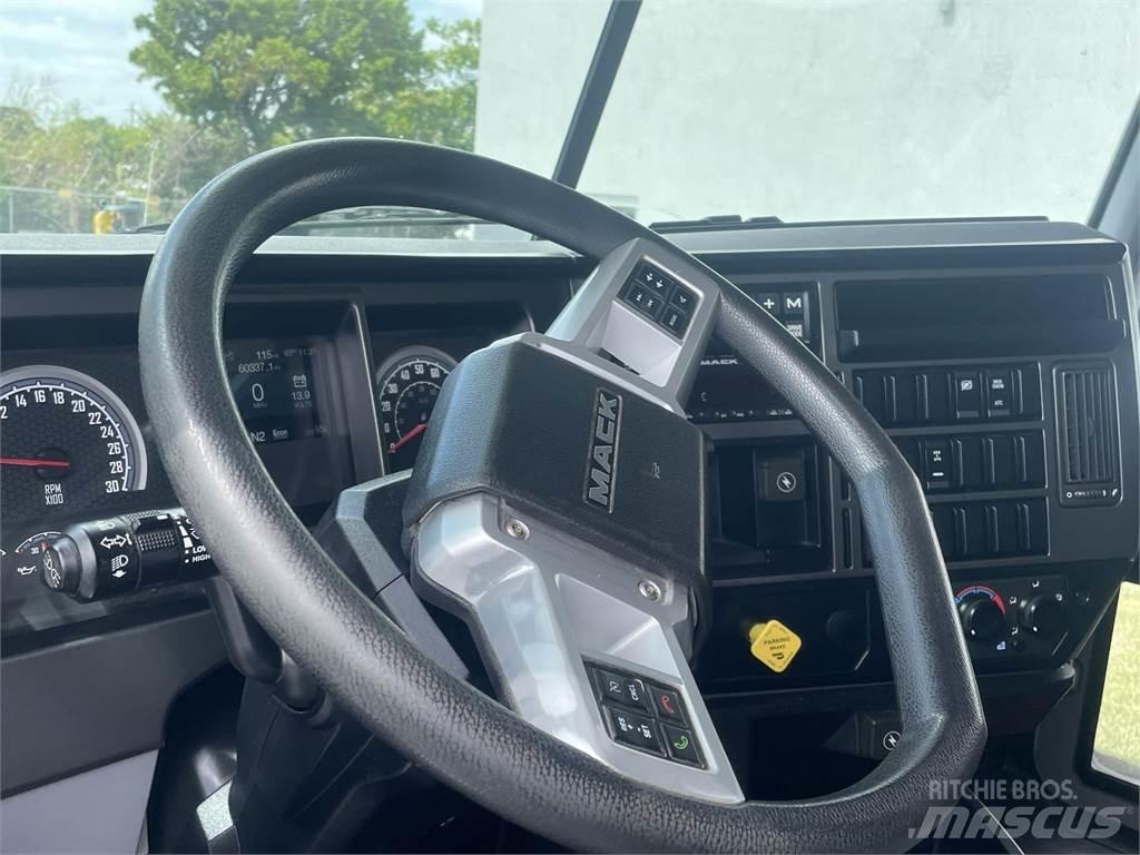 Mack GR64F شاحنات قلابة