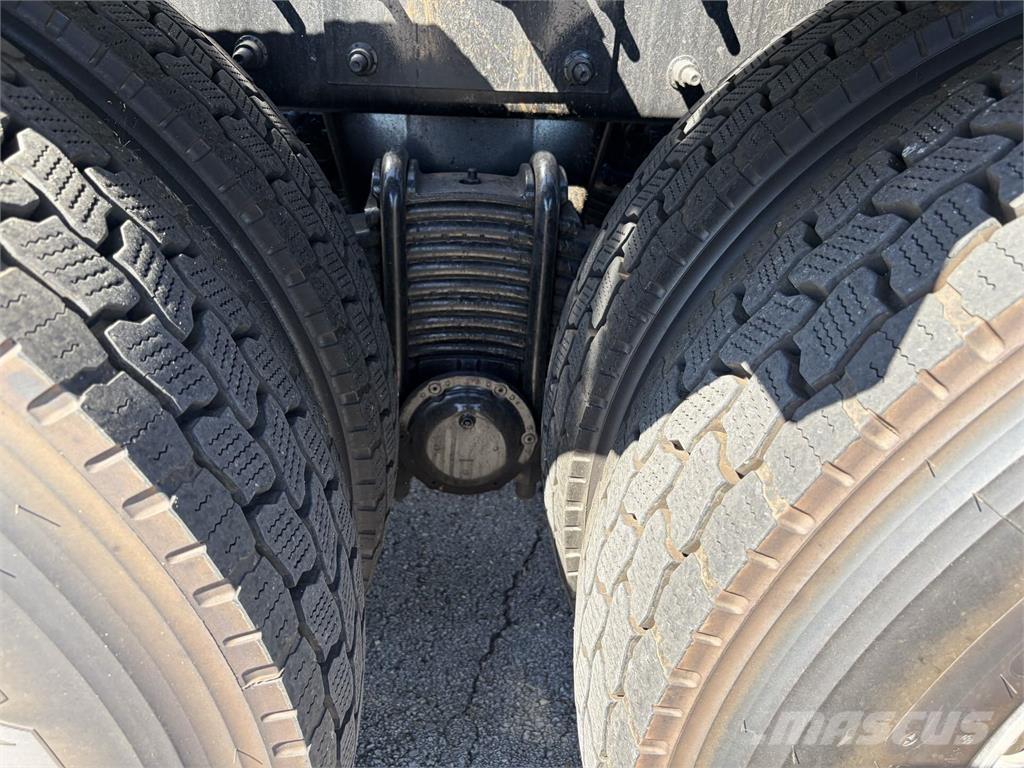 Mack GR64F شاحنات أخرى