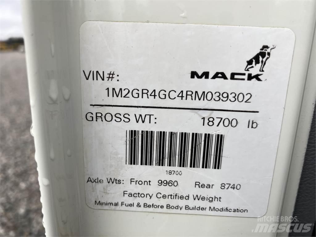 Mack GR64FR شاحنات قلابة