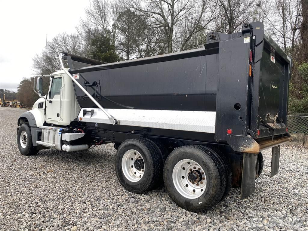 Mack GR64FR شاحنات قلابة