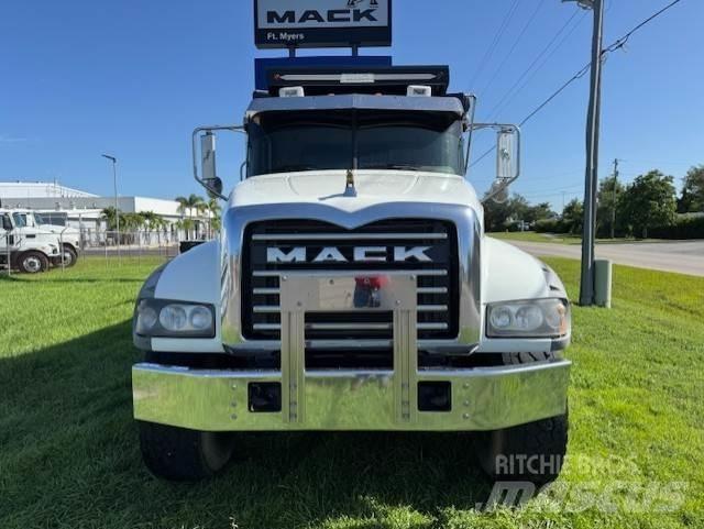 Mack GU713 وحدات الجر