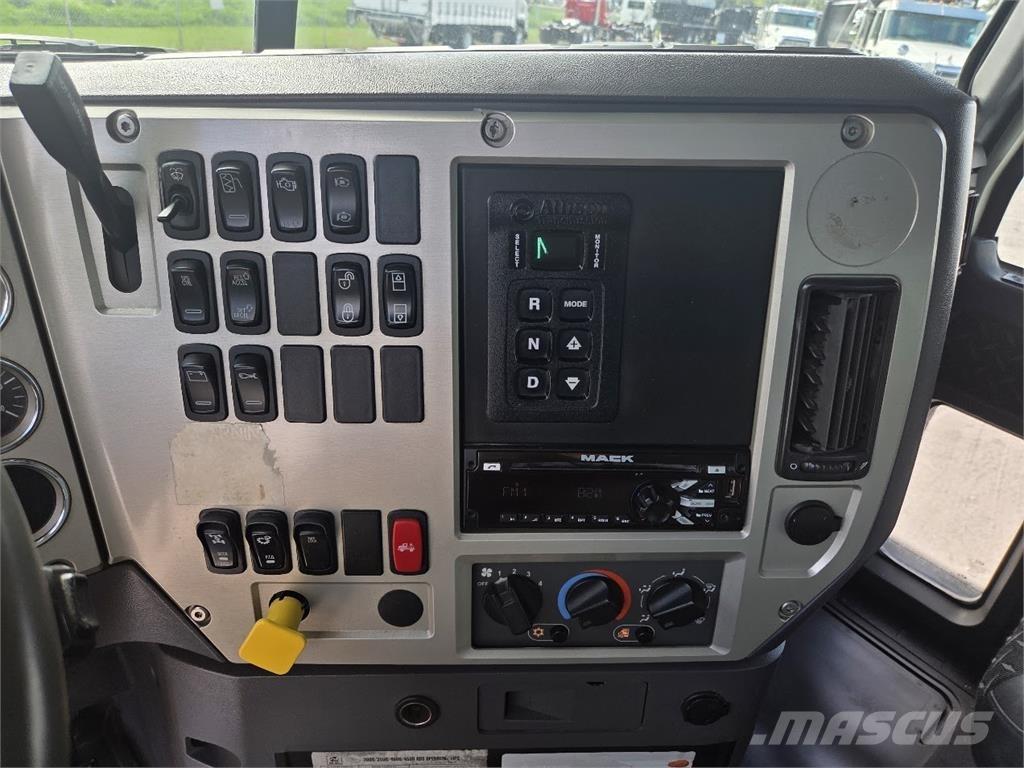 Mack GU813 شاحنات قلابة