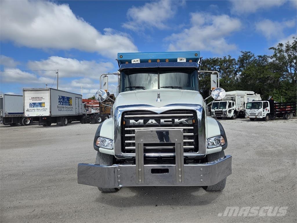Mack GU813 شاحنات قلابة