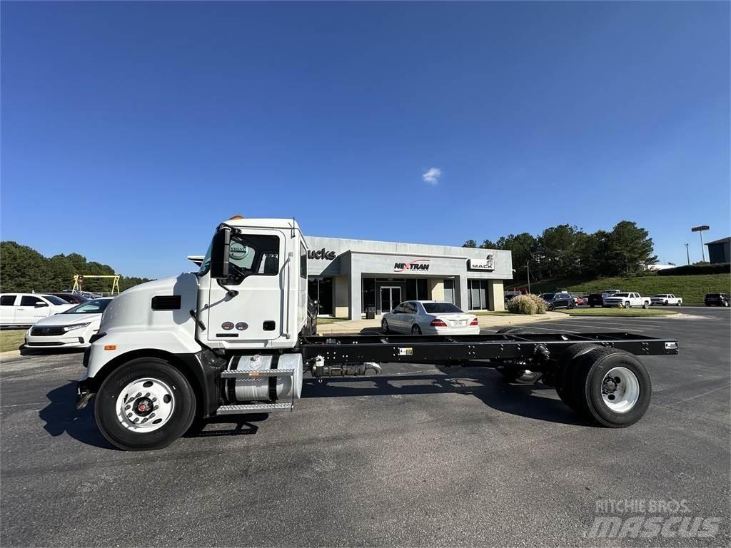 Mack MD6 42R شاحنات بمقصورة وهيكل