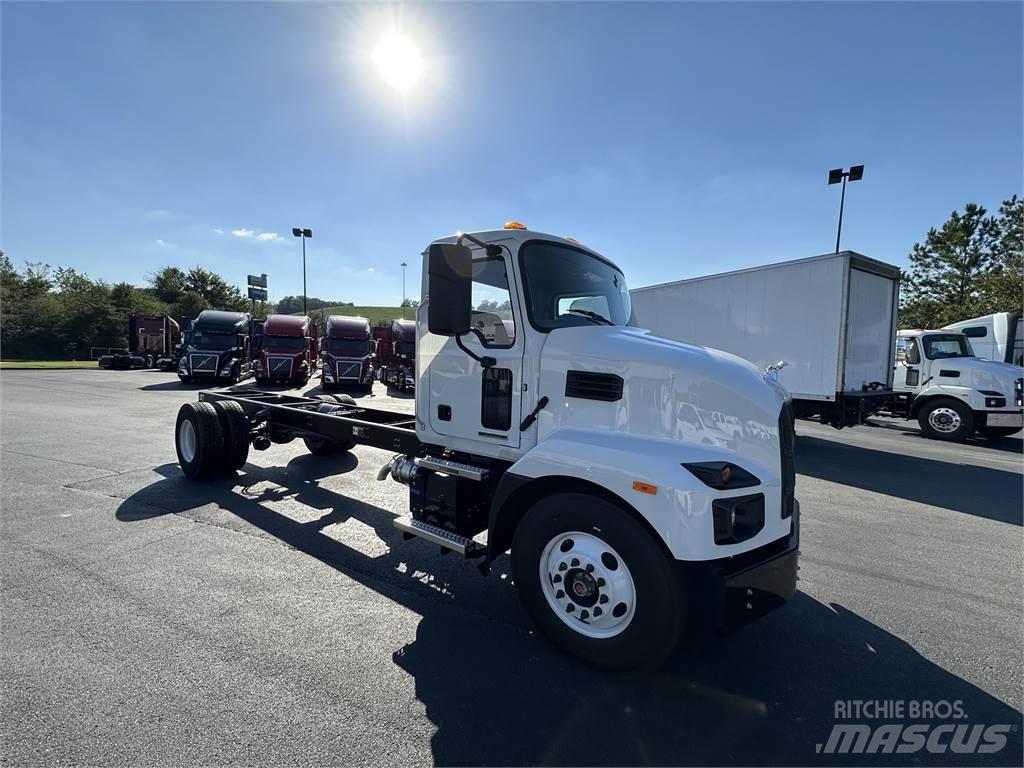 Mack MD7 42R شاحنات بمقصورة وهيكل