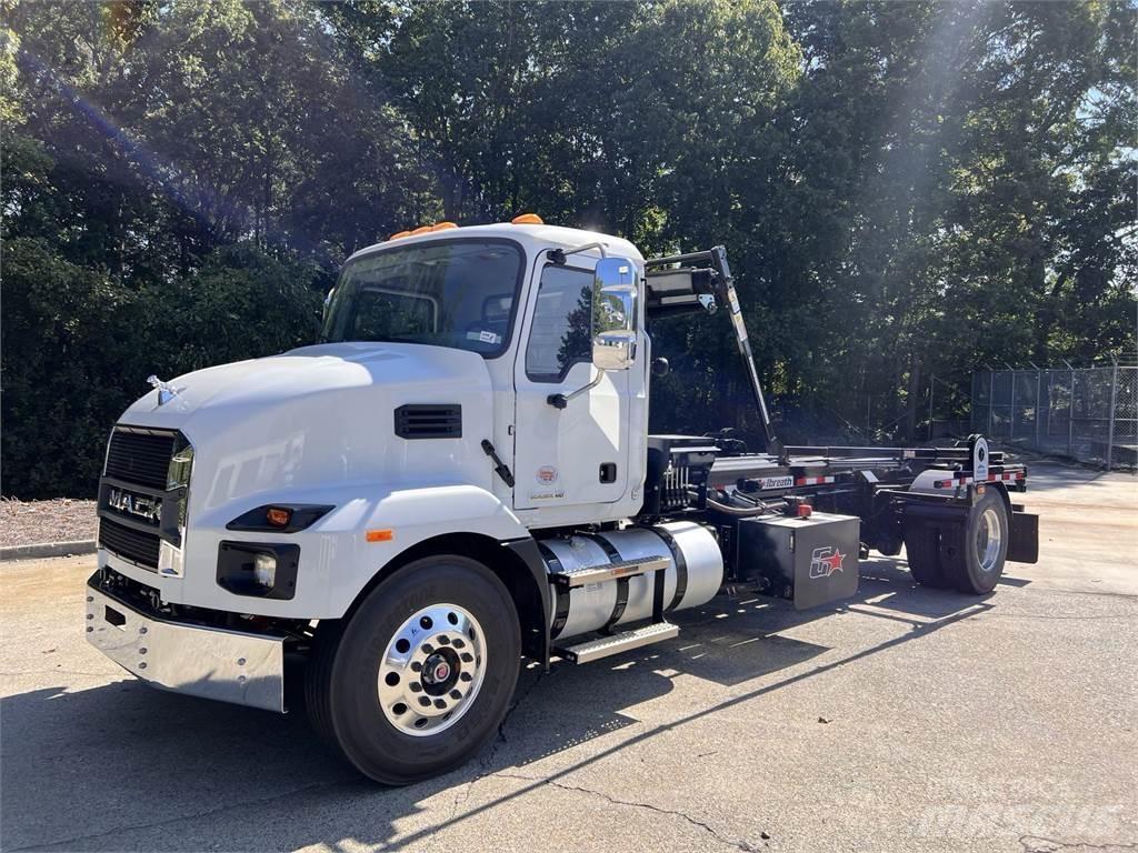 Mack MD7 42R شاحنات بمقصورة وهيكل
