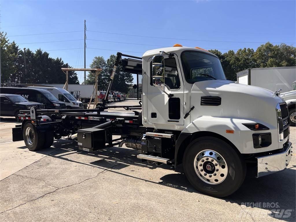 Mack MD7 42R شاحنات بمقصورة وهيكل