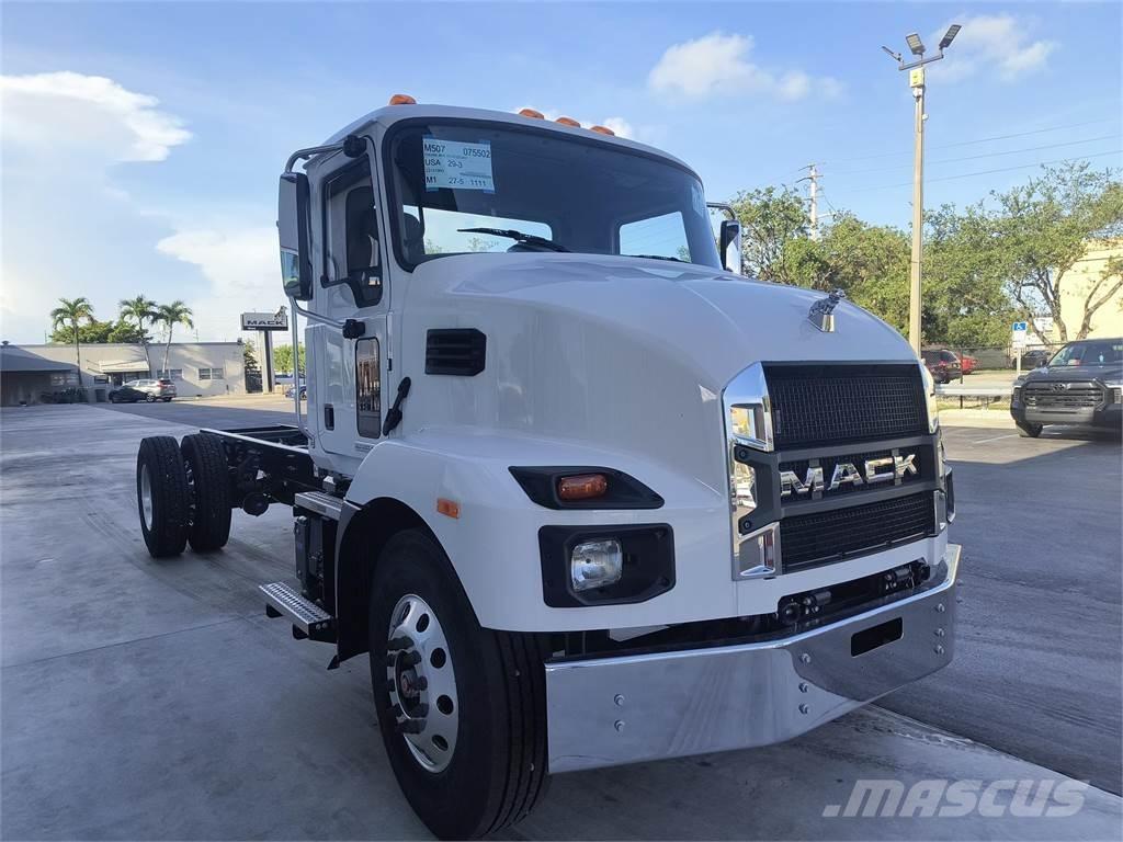 Mack MD7 42R شاحنات بمقصورة وهيكل