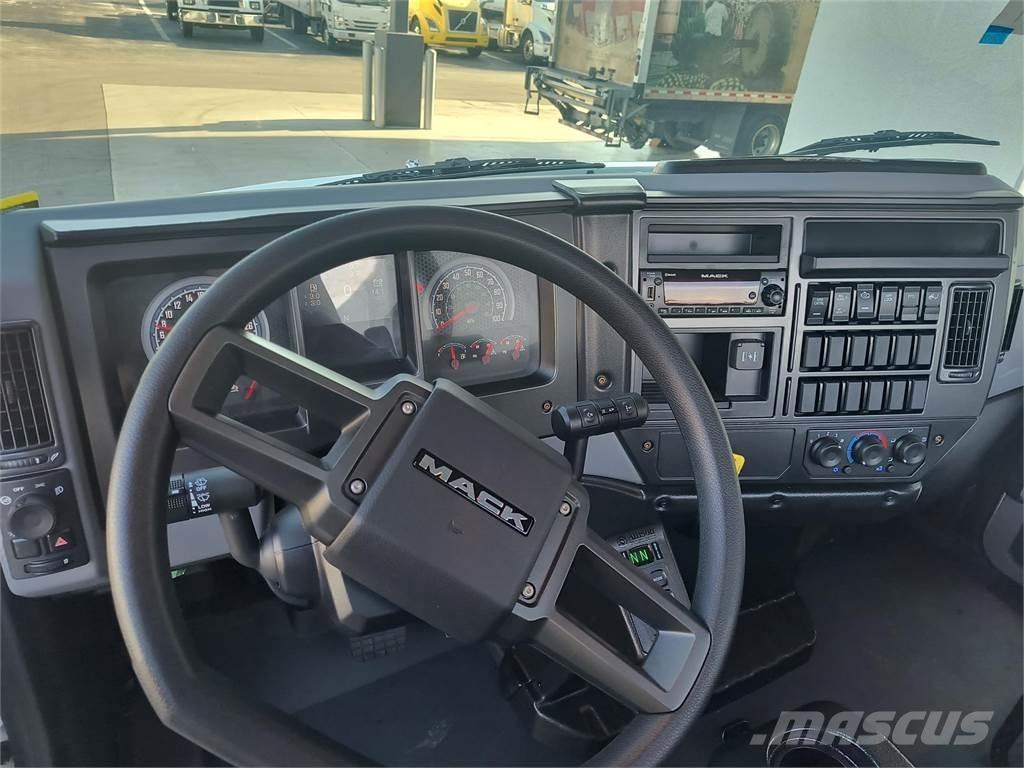 Mack MD7 42R شاحنات بمقصورة وهيكل