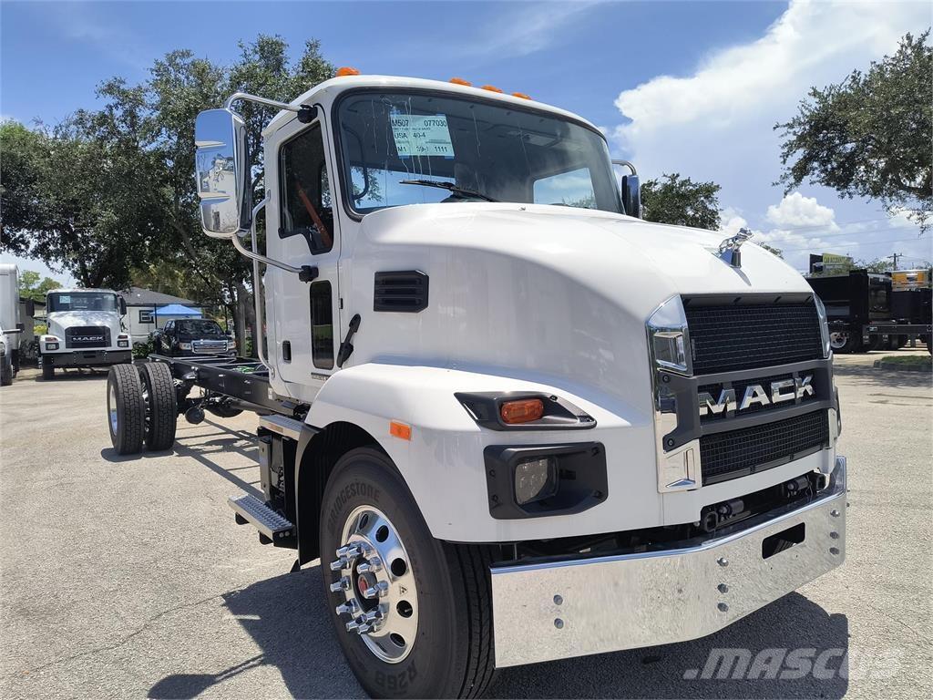 Mack MD7 42R شاحنات بمقصورة وهيكل