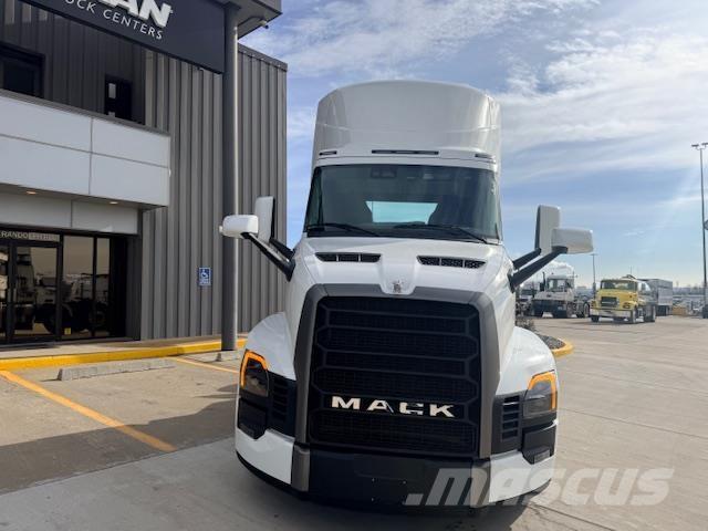 Mack PR64T DAYCAB وحدات الجر