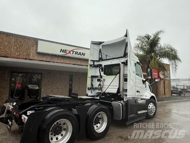 Volvo VNL64T300 وحدات الجر