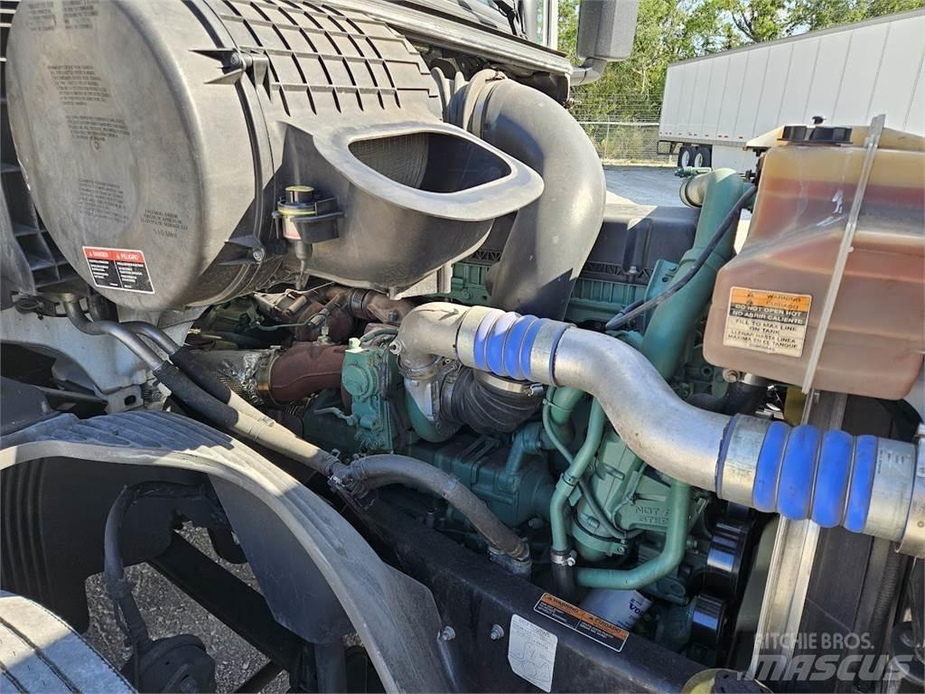 Volvo VNL64T300 وحدات الجر