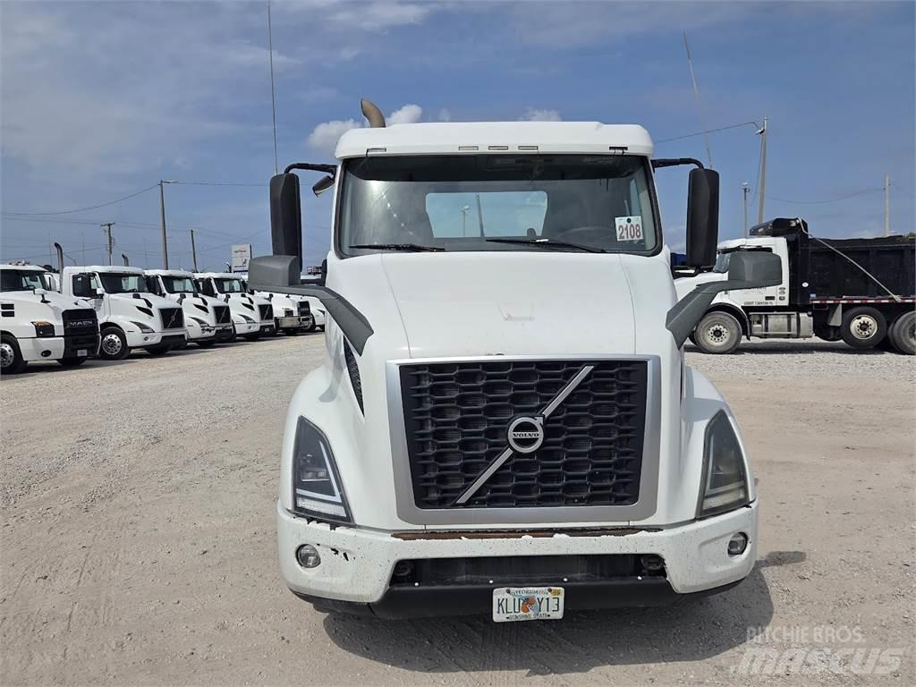 Volvo VNL64T300 وحدات الجر