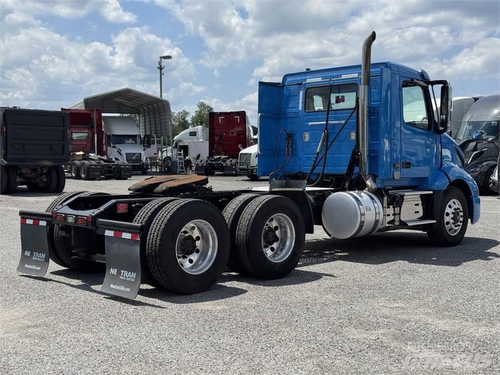 Volvo VNL64T300 وحدات الجر