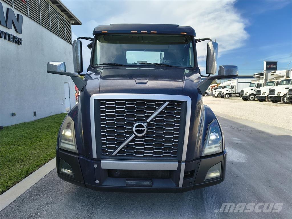 Volvo VNL64T300 وحدات الجر