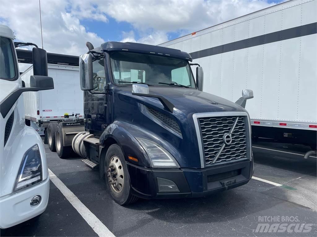 Volvo VNL64T300 وحدات الجر