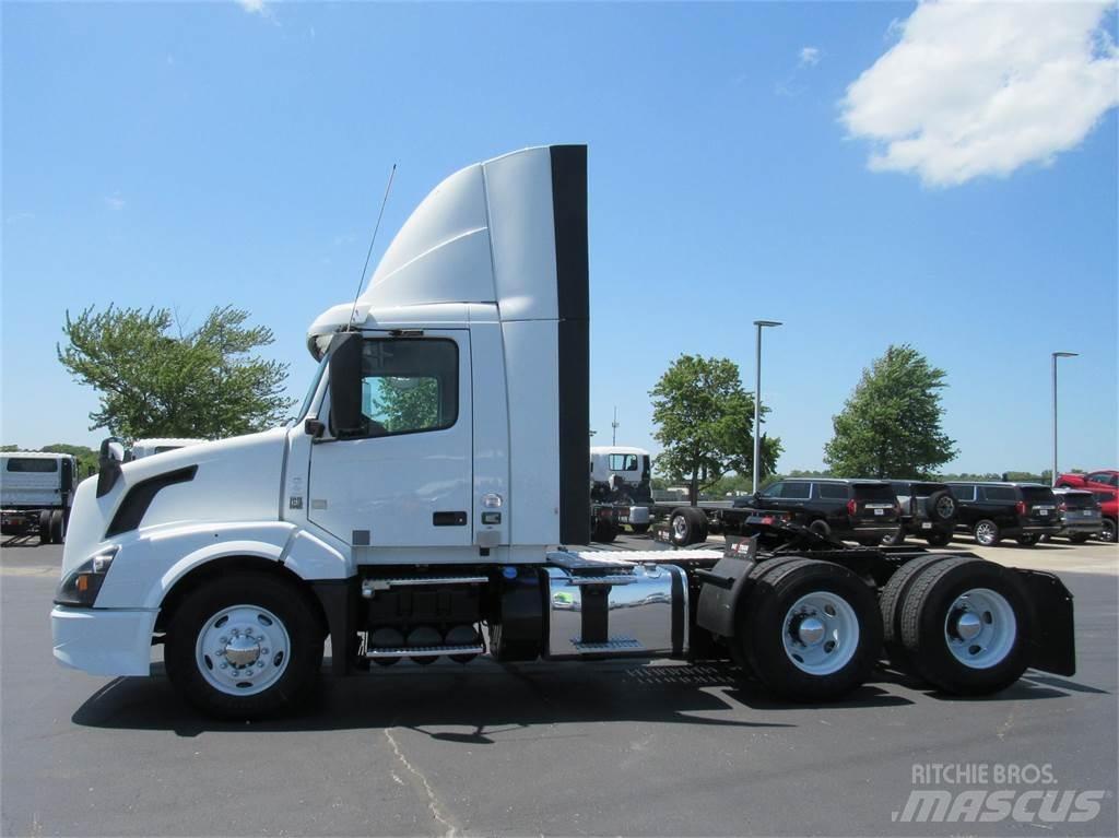 Volvo VNL64T300 وحدات الجر