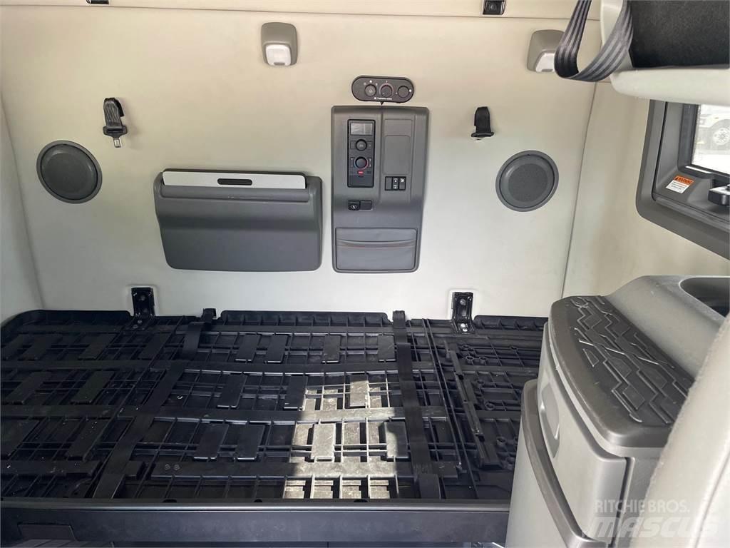 Volvo VNL64T760 وحدات الجر