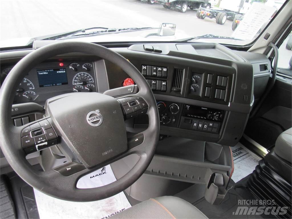 Volvo VNL64T760 وحدات الجر