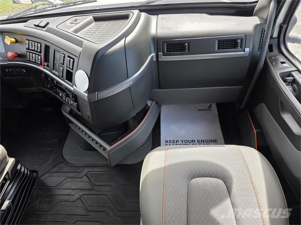 Volvo VNL64T760 وحدات الجر