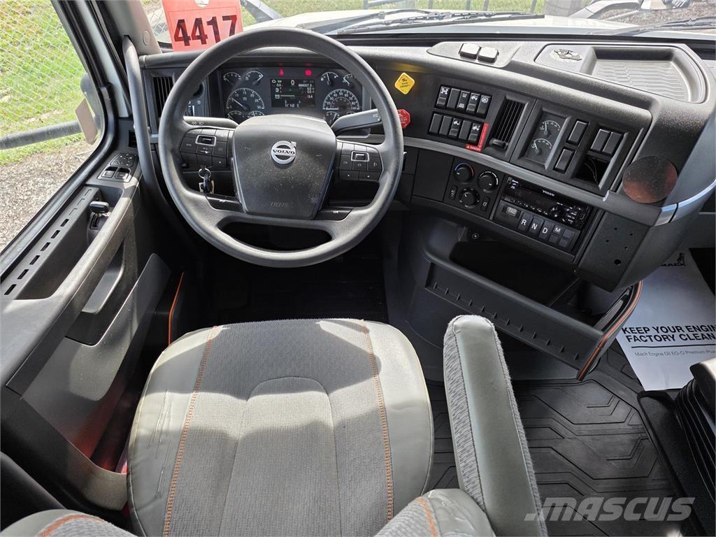 Volvo VNL64T760 وحدات الجر