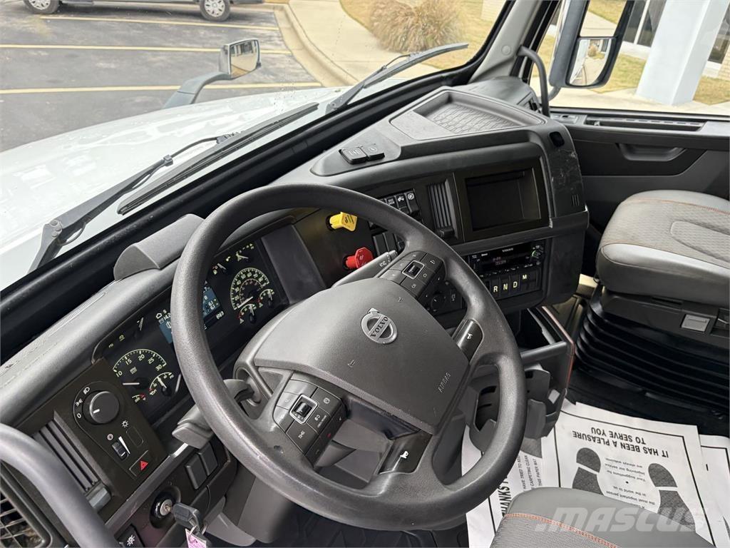 Volvo VNL64T760 وحدات الجر