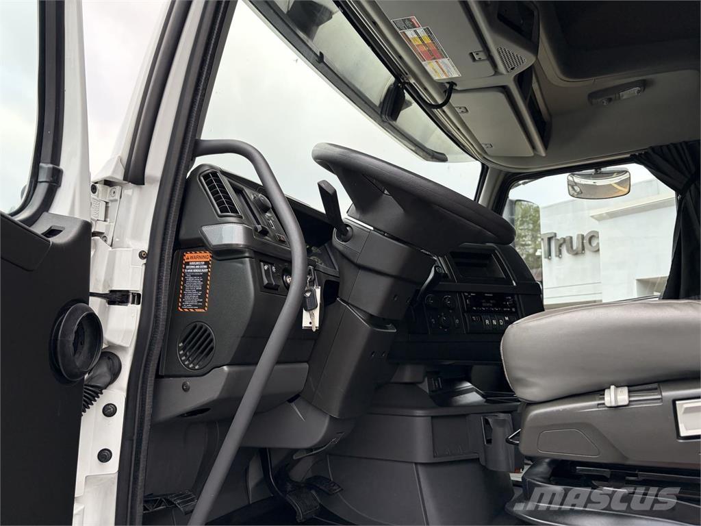 Volvo VNL64T760 وحدات الجر