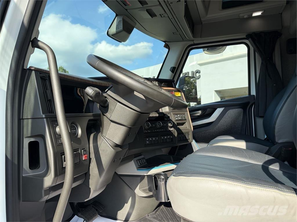 Volvo VNL64T860 وحدات الجر