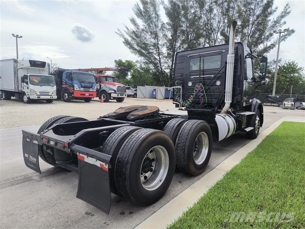 Volvo VNR64T وحدات الجر