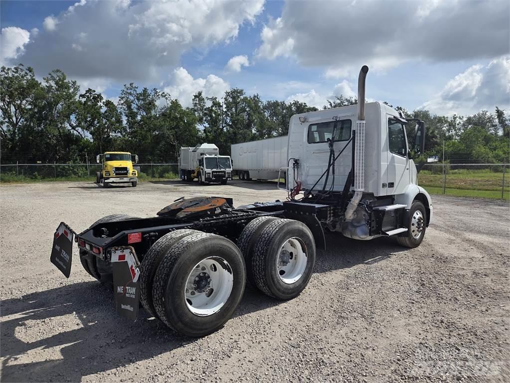 Volvo VNR64T300 وحدات الجر