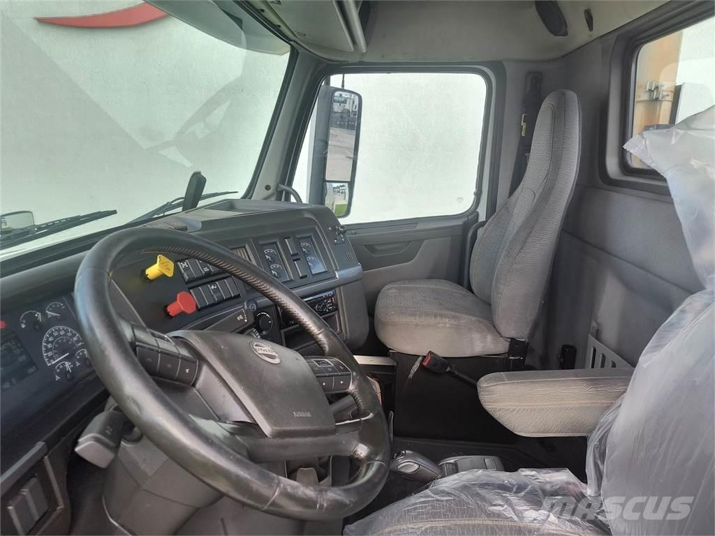 Volvo VNR64T300 وحدات الجر