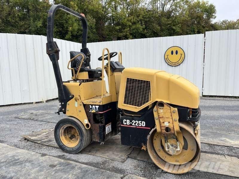 CAT CB225D ضاغطات التربة