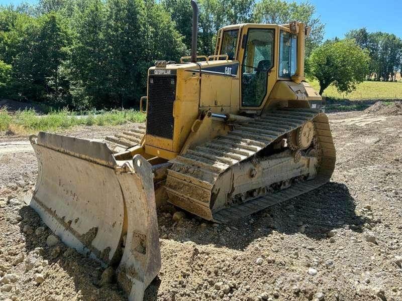 CAT D6N LGP بلدوزرات مجنزرة